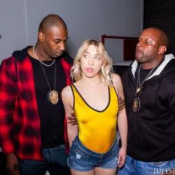 Khloe Kapri en 'Jules Jordan' Poli malo, ciudad mala (Miniatura 40)